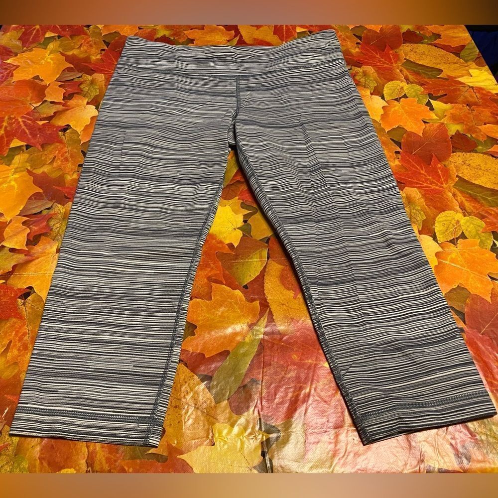 🌺3 for $30🌺UnderArmor Capri Leggings, Gray and White, Size M. (PT08)